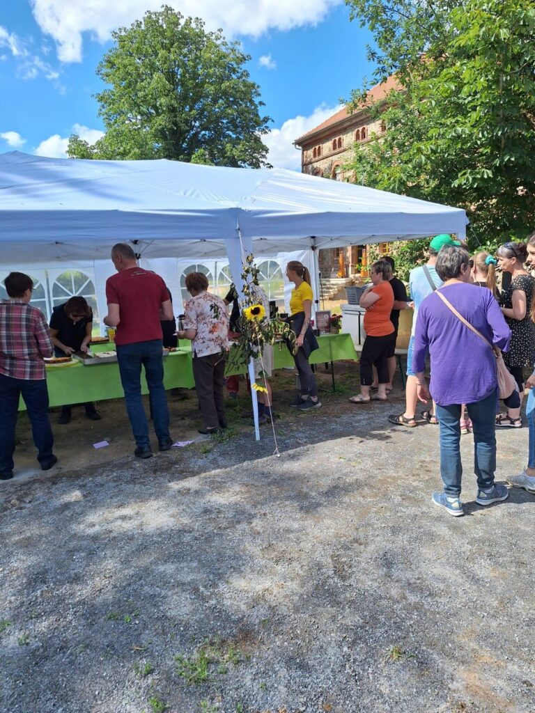 Andrang an den Ständen - Sommersonnenwende - Sommerfest auf der Hexenburg 2024