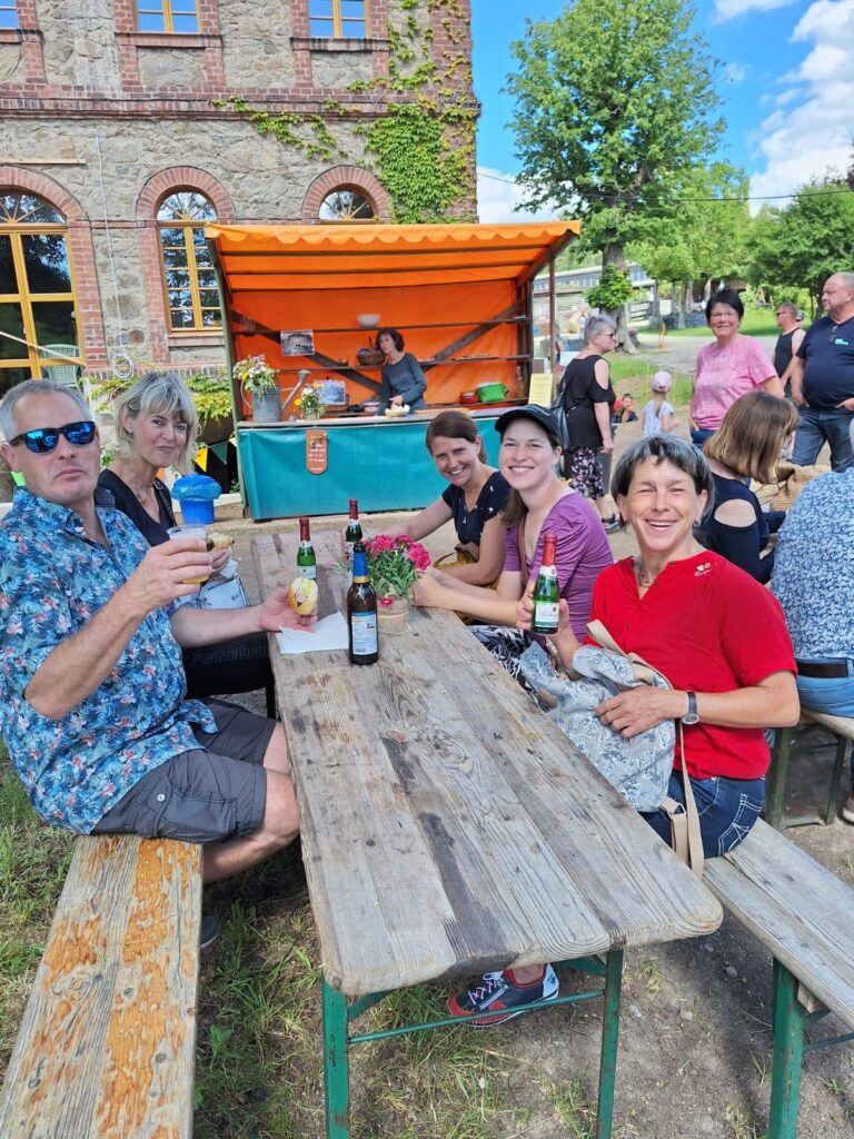 Ausgelassene Stimmung - Sommersonnenwende - Sommerfest auf der Hexenburg 2024