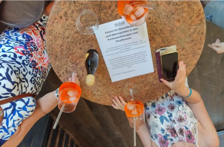 Auch der Aperol Spritz fehlt auf dem Tag des offenen Denkmals in den Hexenburg bei Dresden nicht