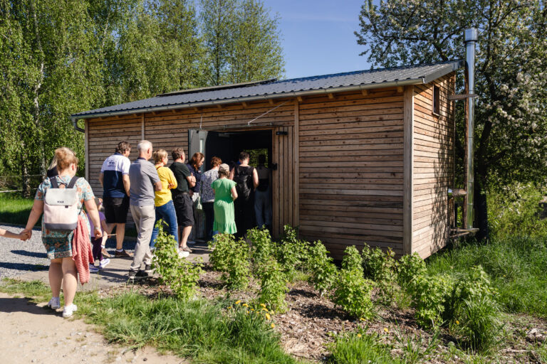 Besichtigung Tiny House My Fire Frühlungsfest auf der Hexenburg bei Dresden