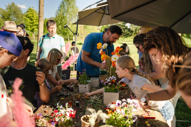 Blumensträusse wie vom Floristen auf einem Stand beim My Fire Frühlungsfest auf der Hexenburg bei Dresden