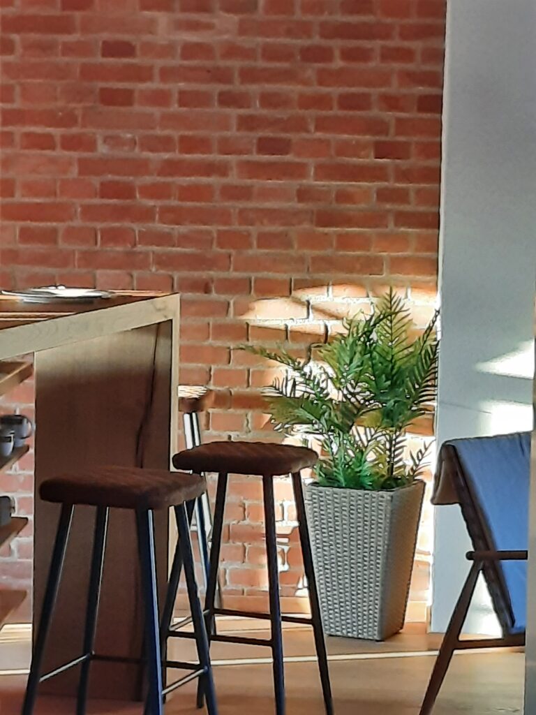 Detail Eßbar mit Ziegelwand (1)